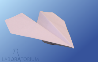 Papierflieger im Abwind
